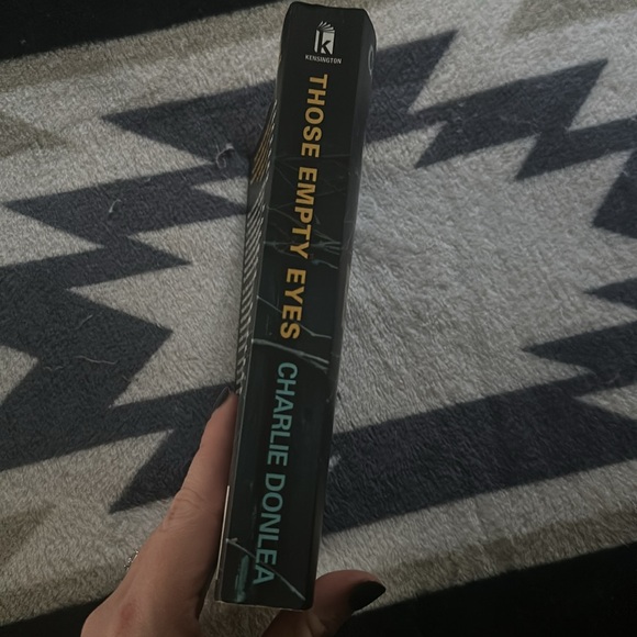 Those Empty Eyes by Charlie Donlea paperback - Picture 2 of 4